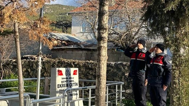 Eğirdir'de şehit kabirleri düzenli olarak denetleniyor