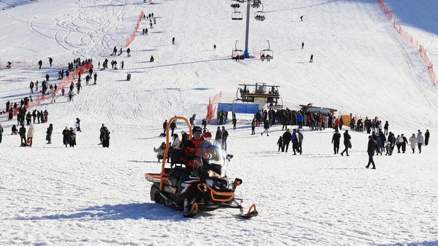 Hesarek Kayak Merkezi'nde 'pazar' yoğunluğu; kuyruklar oluştu