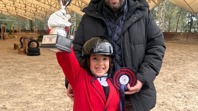 7 yaşındaki Yasmin, binicilik yarışmalarını ilk sırada tamamladı