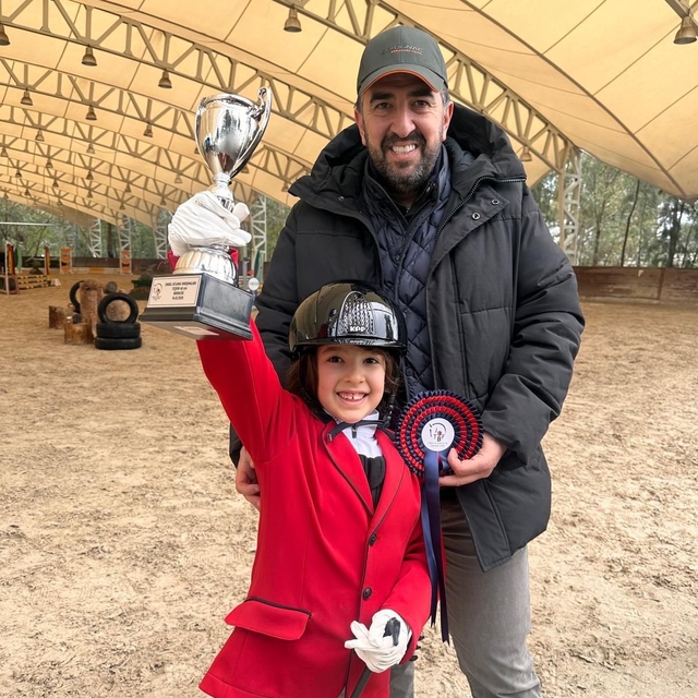 7 yaşındaki Yasmin, binicilik yarışmalarını ilk sırada tamamladı