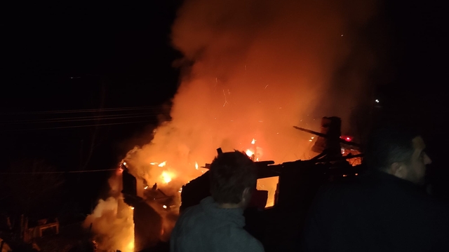 Durağan'da çıkan yangında bir evde hasar oluştu