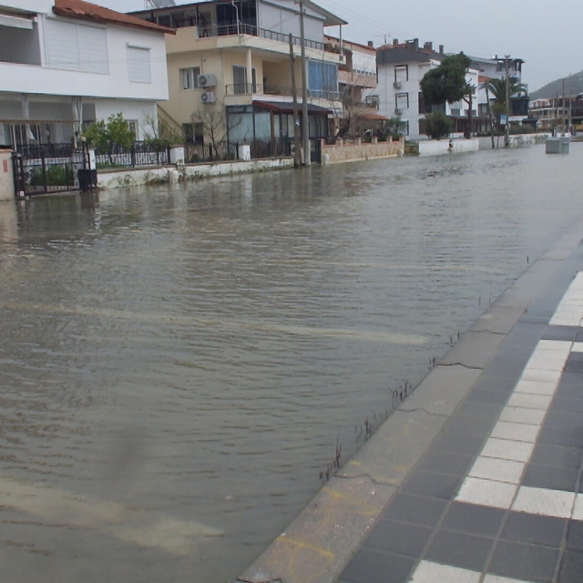 Balıkesir'de lodos; deniz taştı, yollar göle döndü