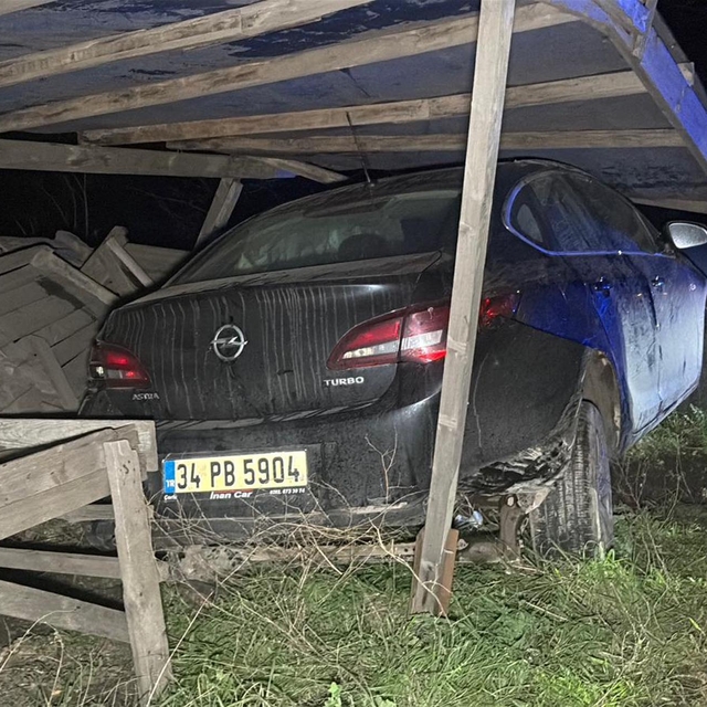 Alkollü sürücünün kullandığı otomobilin çarptığı araç, meyve tezgahına gird...