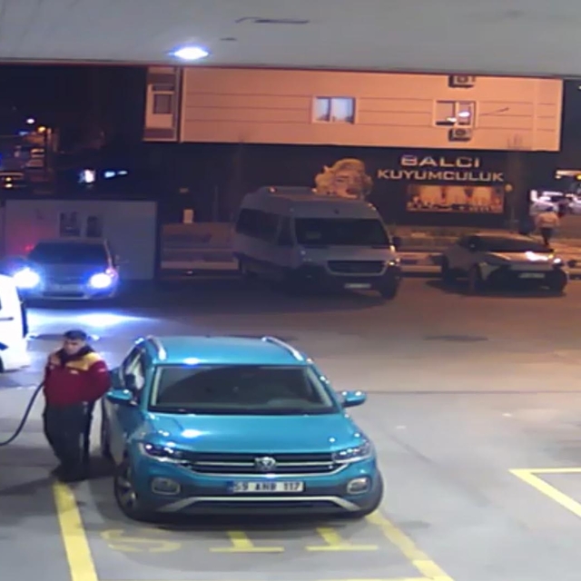 Çalıntı kamyonetle yakıt alırken polis geldi, kaçarken pompayı kopardı
