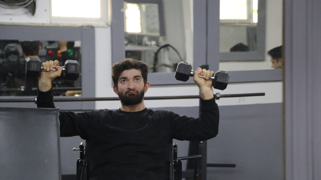 Serebral palsi hastası genç sporla hayata tutundu
Tekerlekli sandalyeye bağımlı yaşamına rağmen fitness sporunda madalya peşinde koşuyor