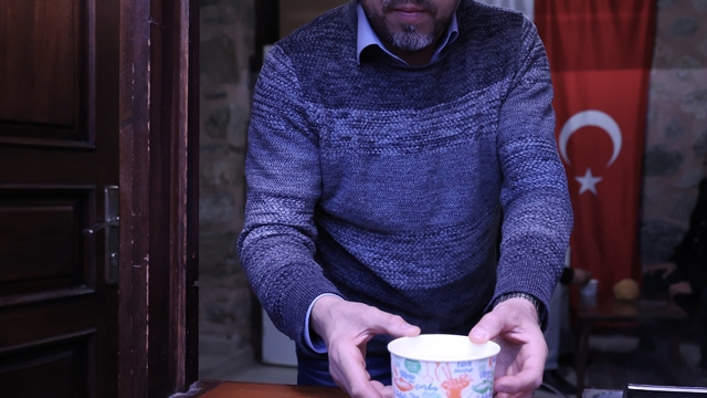 Osmangazi'den İhtiyaç sahibi ailelerin yüzünü güldüren hizmet
Osmangazi Belediyesi'nden vatandaşlara çorba ve ekmek ikramı