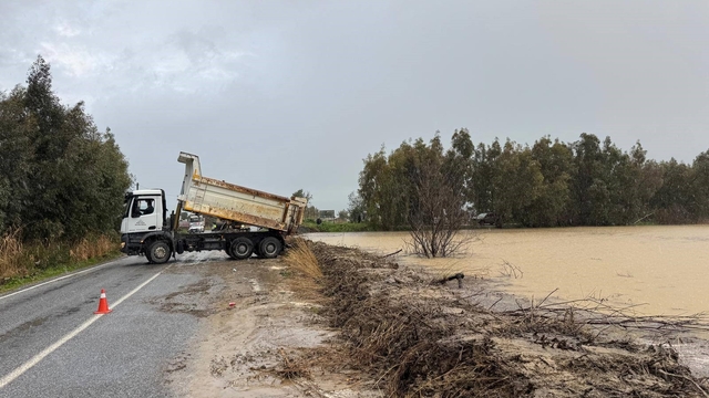 Söke Bağarası yolundaki taşkına ekiplerden anında müdahale