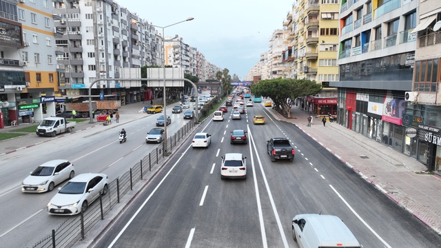 100. Yıl Bulvarı'nda altı etaplı çalışmanın üçüncü etabı tamamlandı
3. etap asfalt çalışması ile birlikte toplam 2.6 kilometre asfalt döküldü