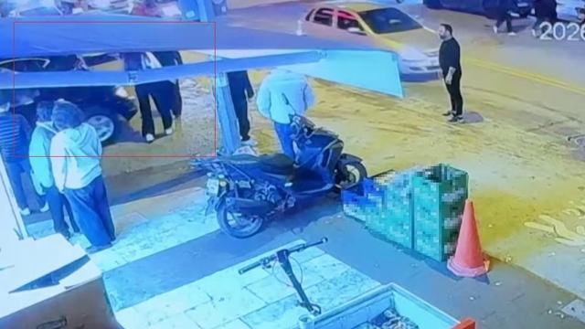 Aniden hareket eden otomobil yaya ve araçların arasına daldı
Kontrolden çıkan otomobil yayaya çarptı, o anlar kamerada