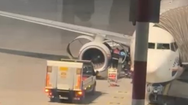 Diyarbakır-Antalya seferini yapan Sunexpres'in 7 saatlik rötarı yolcuların tepkisine sebep oldu
Uçuş öncesi kontrollerin sonunda yolcular farklı bir uçakla 7 saat sonra havalandı
Uçağın motor kısmındaki ters itme sistemindeki kontroller sonrası planlanan saatinde kalkış yapamadığı bildirildi