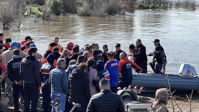Manisa'da gölette kaybolan gençten acı haber
Kayıp olarak aranan gencin cansız bedeni 22 saat sonra su altı ekiplerince bulundu
