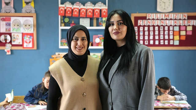 Özge ve Ceylan öğretmen, ısıttıkları 2 derslikte öğrencilerini geleceğe hazırlıyor