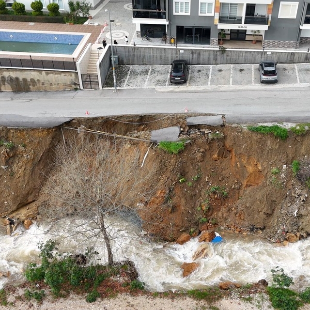 Alanya'da şiddetli yağış sonrası heyelan oluştu, yol çöktü
"DSİ ve belediye...