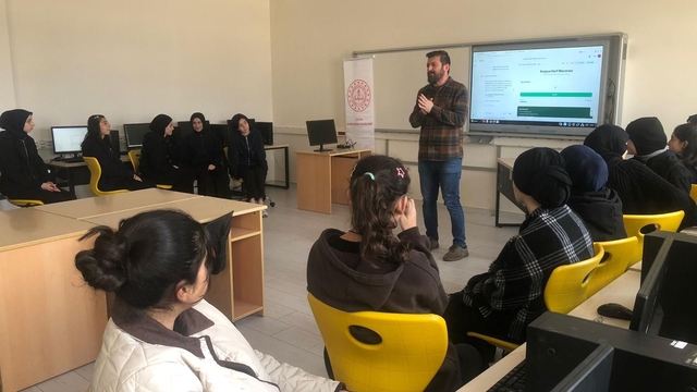 Çorum'da "Yapay Zeka ve Dijital Araçlar" eğitimi verildi