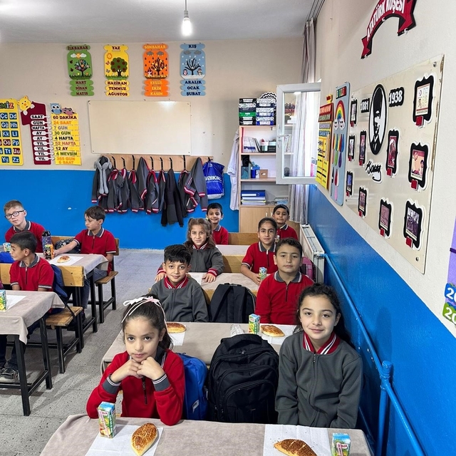 Güroymak'ta öğrencilere simit ve poğaça dağıtıldı