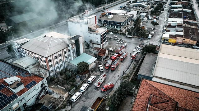 Bornova'da ayakkabı fabrikasında yangın; üst kattakileri itfaiye kurtardı