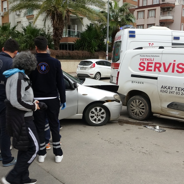 Antalya'da otomobil ile hafif ticari kavşakta çarpıştı: 3 yaralı
