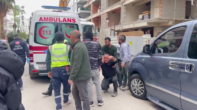 İnşaatın 5'inci katından düşen işçinin babasından yürek burkan yakarış
Antalya'da çatıdan düşen işçi gencin aynı inşaatta çalışan babası, "Oğlum ölmeyecek çabuk hastaneye götürün" diye feryat etti