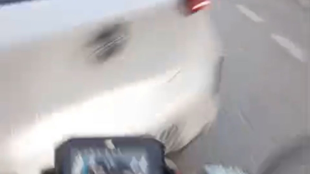 Motosikletin otomobile çarptığı kaza kask kamerasında