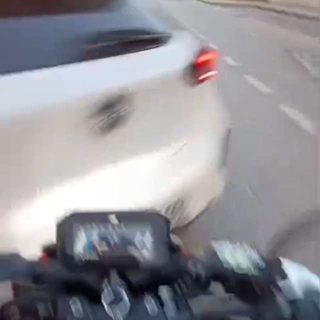 Motosikletin otomobile çarptığı kaza kask kamerasında