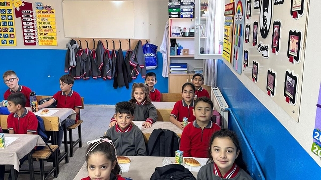 Güroymak'ta öğrencilere simit ve poğaça dağıtıldı