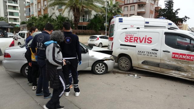 Antalya'da otomobil ile hafif ticari kavşakta çarpıştı: 3 yaralı