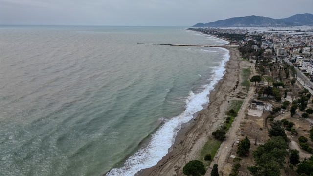 Derelerden akan sel suyu, Akdeniz'i kahverengiye bürüdü