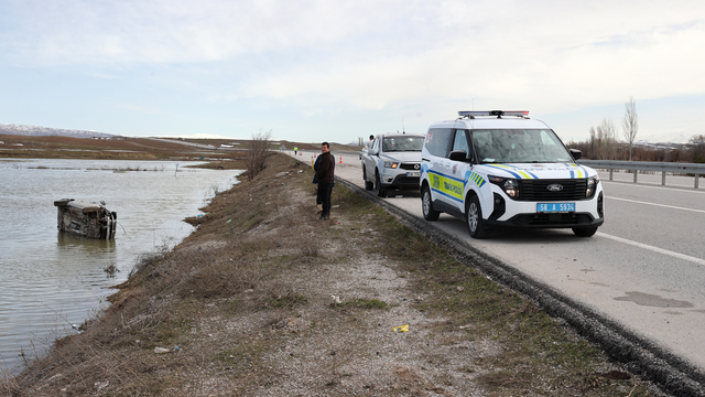 Sivas'ta yol kenarındaki su birikintisine devrilen otomobilin sürücüsü yaralandı