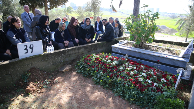 Adana'da eski ÇÜ Rektörlüğü Özel Kalem Müdürü Meral Kara Delen mezarı başında anıldı