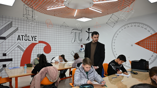 Bilim Demirci, bilim ve teknoloji meraklısı öğrencileri buluşturuyor