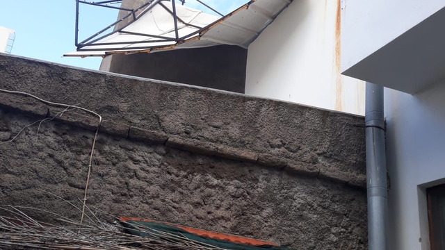 Çanakkale'de kuvvetli fırtına nedeniyle evlerin çatıları uçtu