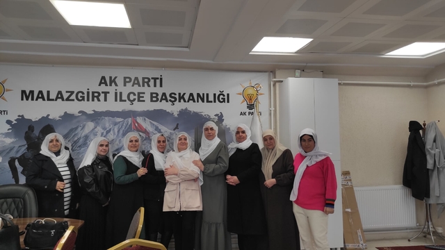 Malazgirt'te kadınlardan Mihalgazi Belediye Başkanı Güneş'e destek