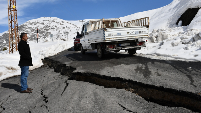 Hakkari'de kar ve sağanak nedeniyle mahalle yolunun bir kısmı çöktü
