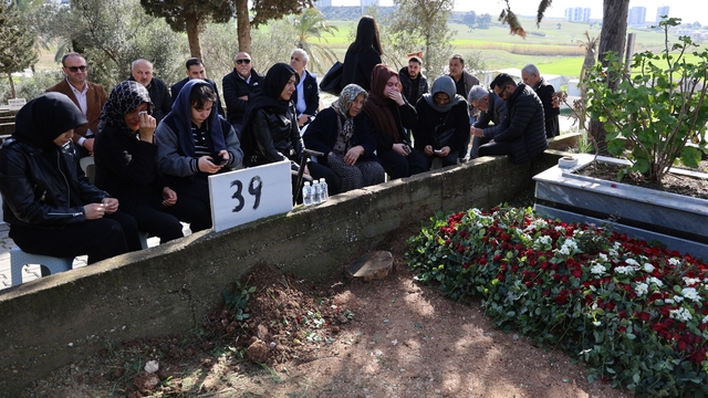 Endoskopi sonucu hayatını kaybeden kadın, mezarı başında anıldı
Ailenin avukatından Çukurova Üniversitesi'ne tepki:
"Üniversitenin yürüttüğü soruşturma ağır işliyor"