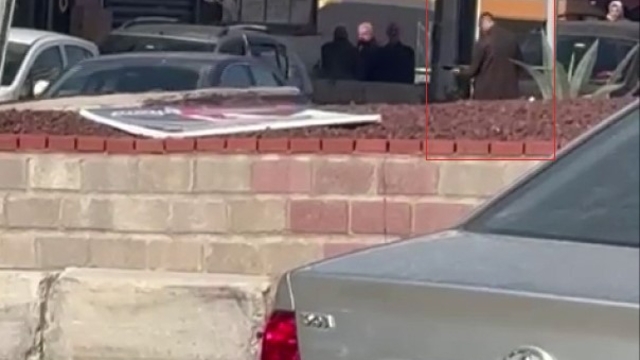 İzmir'de hareketli anlar: Pompalı tüfekle güpegündüz yaylım ateşi açtı
İş yerine pompalı tüfekle saldırdı, polis silah doğrultarak yakaladı: O anlar kamerada