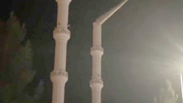 Isparta'da 2 minarenin alemi rüzgardan yıkıldı