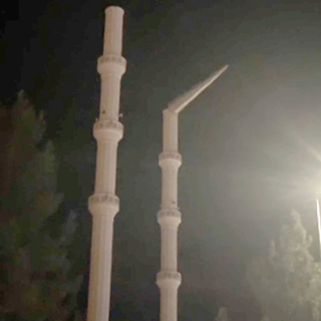 Isparta'da 2 minarenin alemi rüzgardan yıkıldı