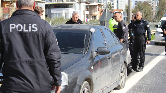Otomobilde başından silahla vurulmuş halde ölü bulundu