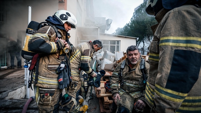 Bornova'da bir fabrikada çıkan yangın söndürüldü