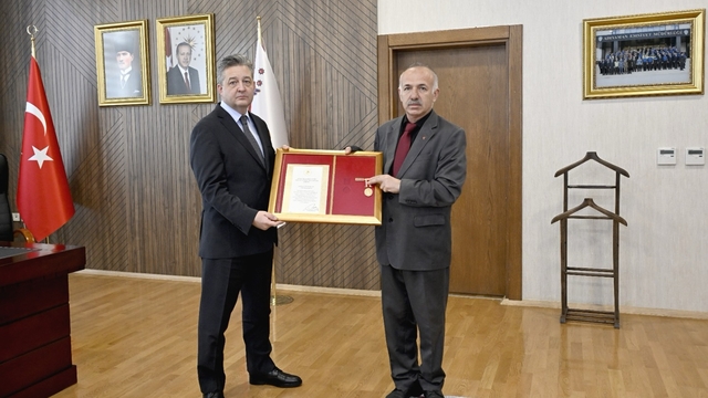 Madalyası depremde kaybolan gaziye yenisi hazırlanıp verildi