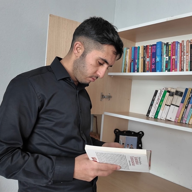 Erciş'te engelli genç kitap yazarak hayata tutundu