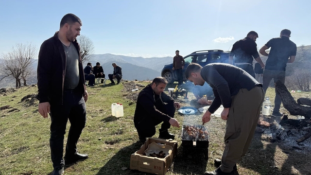 Derecik'te sıcak havayı gören vatandaşlar piknik alanlarına akın etti