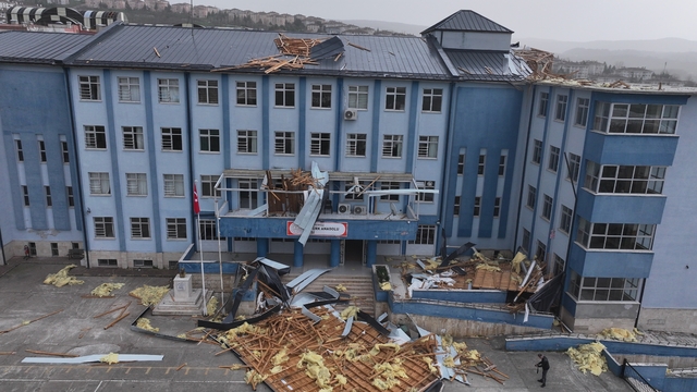 Düzce'de kuvvetli rüzgarda çatısı uçan okulda hasar tespit çalışması yapıldı