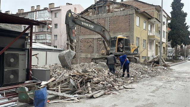 Bina yıkımı sırasında doğal gaz borusundan sızıntı meydana geldi