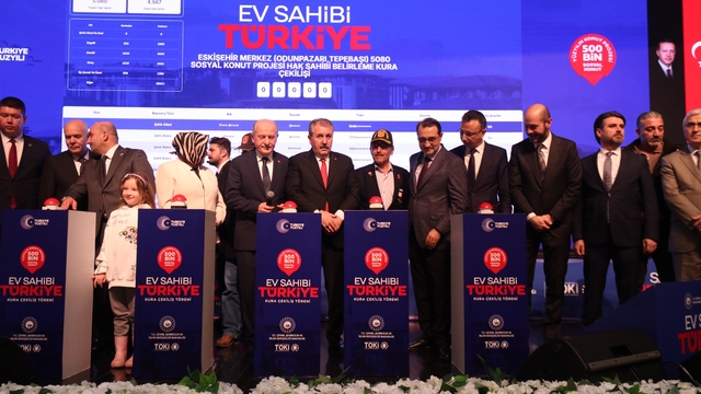 Eskişehir'de TOKİ'nin 6 bin 55 aileyi ev sahibi yapacağı kur'aların çekimi başladı