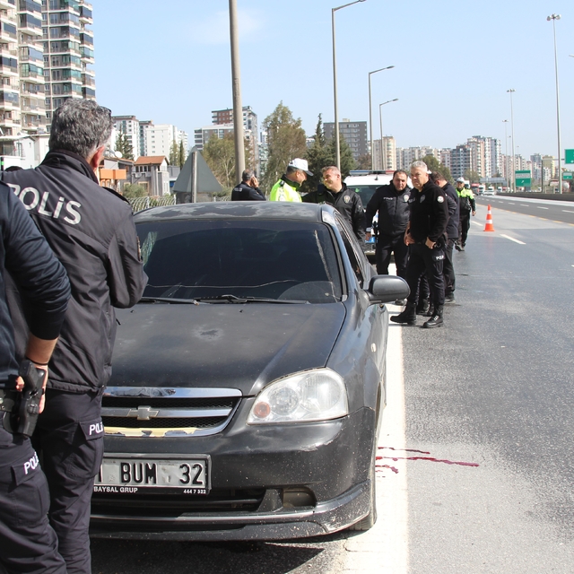 Otoyolda araç içinde sır ölüm: Başından tüfekle vurulmuş halde bulundu