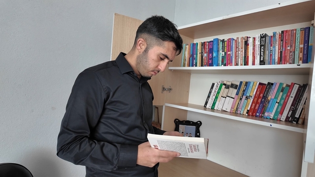 Erciş'te engelli genç kitap yazarak hayata tutundu