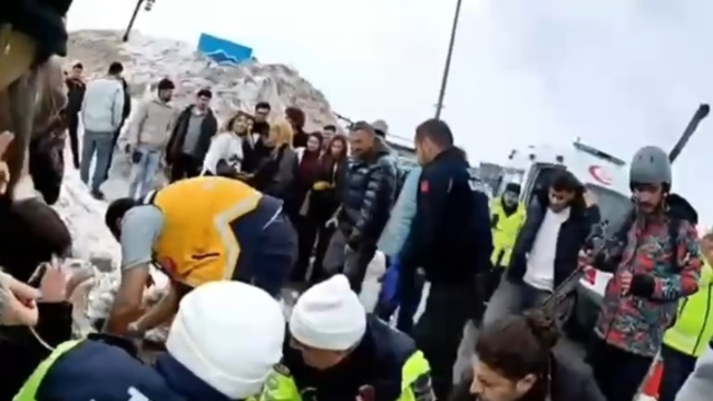 Erciyes'te aracında fenalaşan kadın sürücüye jandarma müdahale etti