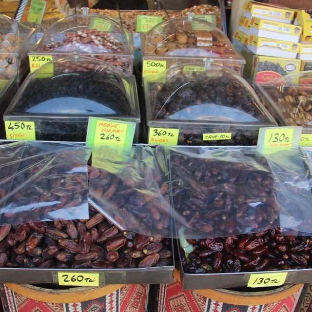 Şanlıurfa'da tarihi çarşıda Ramazan yoğunluğu