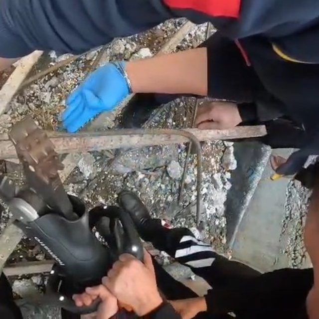 İnşaatın 1'inci katından düşüp başına demir saplanan işçi öldü